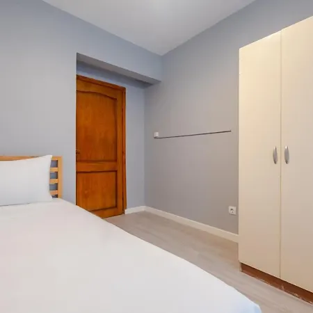 Apartment Flat 800 M To Ce